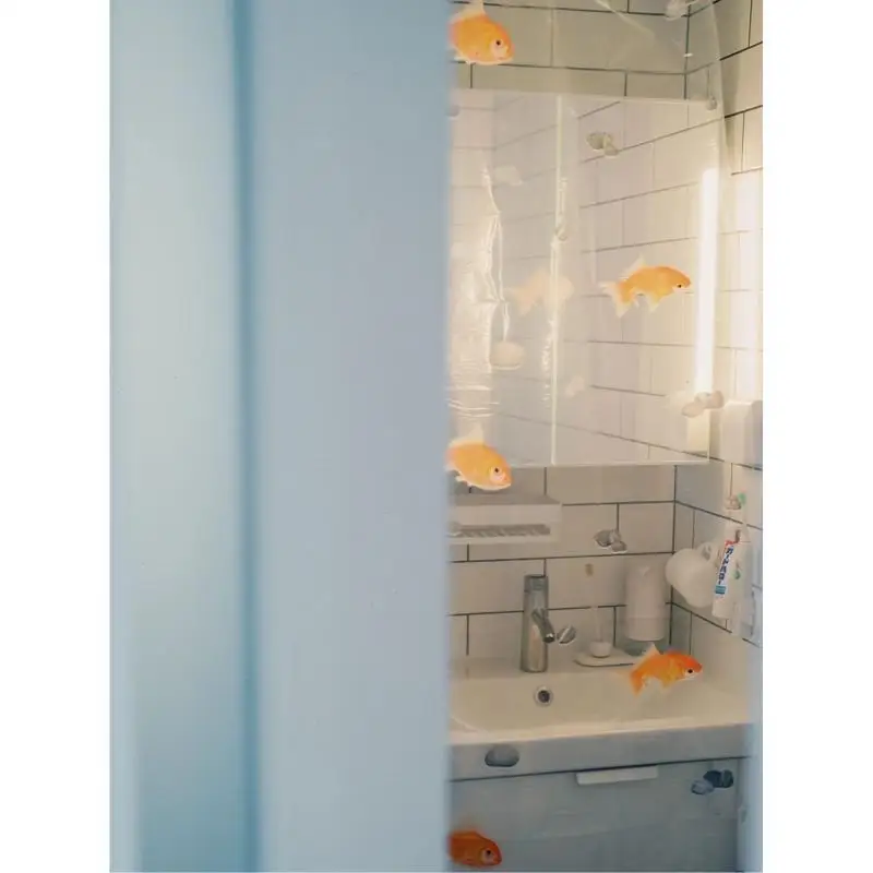 1Pc 2023 יצירתיים חדשים דג זהב דפוס אמבטיה עמיד למים וילון מקלחת שירותים יבש רטוב הפרדה נייד וילון מקלחת - 1
