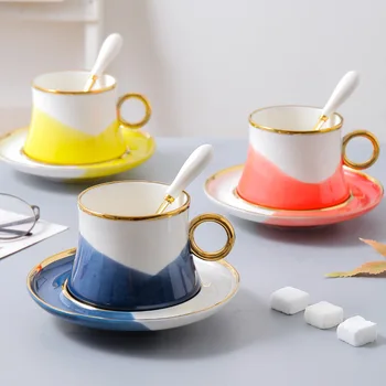 סוכריות בצבע משק בית קפה ספלים ותחתיות תחת זיגוג, קטנים טריים ריחניים, תה שחור, תה, כוסות קפה, תה של אחר הצהריים.